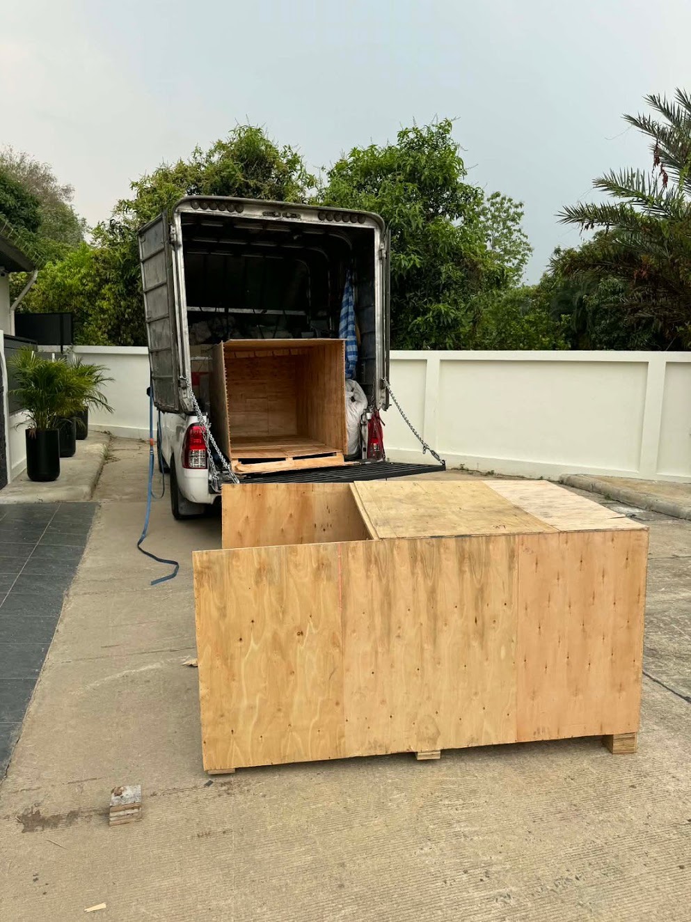 Wooden transport crates beside the delivery vehicle, order GF-000445